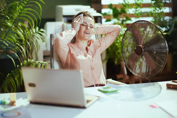 Hållbar Arbetsplats Glad Modern Årig Affärskvinna Jobbet Med Elfläkt Laptop — Stockfoto