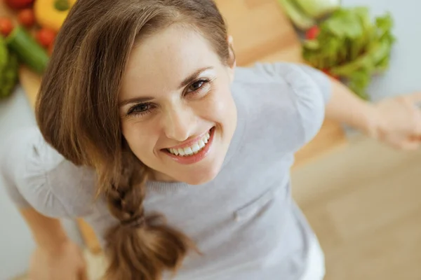 台所で幸せな若い女 — ストック写真