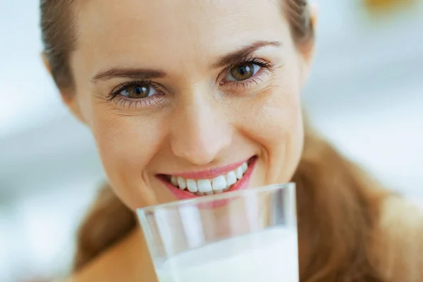 幸せな若い女性はミルクを飲む — ストック写真