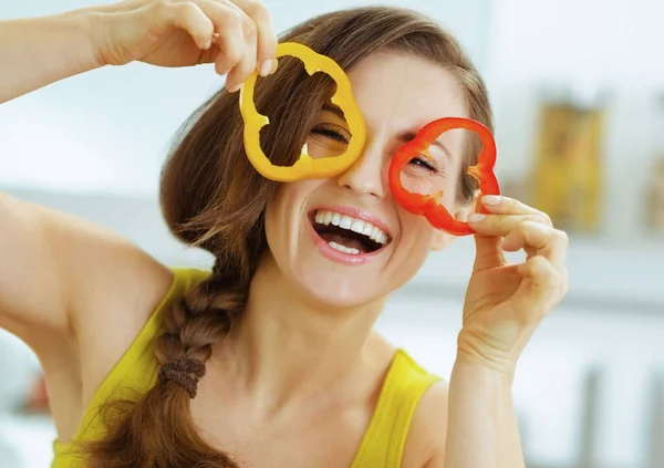 Funny Young Woman Showing Slices Bell Pepper — Stock Photo, Image
