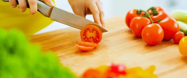 Close Mulher Corte Tomate — Fotografia de Stock