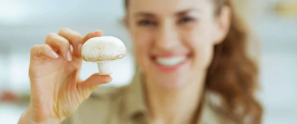 Sorrindo Jovem Dona Casa Segurando Cogumelo Cozinha — Fotografia de Stock