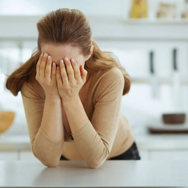Stressed Young Woman Kitchen — Stock Photo, Image