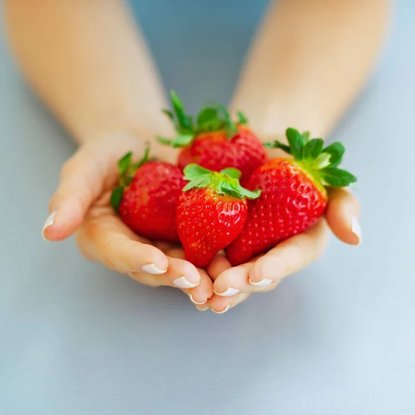 草莓与手上的特写 — 图库照片