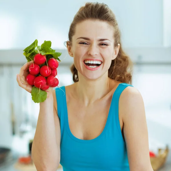 Lächelnde Junge Frau Mit Radieschen Der Küche — Stockfoto