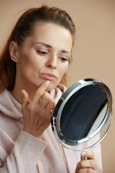 Vrouwtje Met Herpes Lippen Spiegel Geïsoleerd Beige Achtergrond — Stockfoto