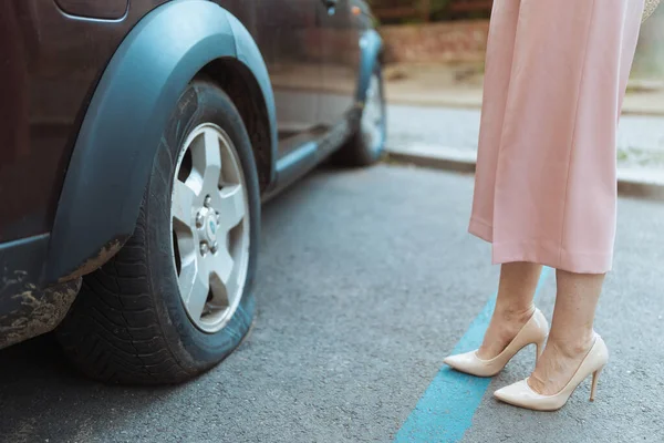 Car Accident Closeup Traveller Woman City Car Flat Tire — Stock Photo, Image