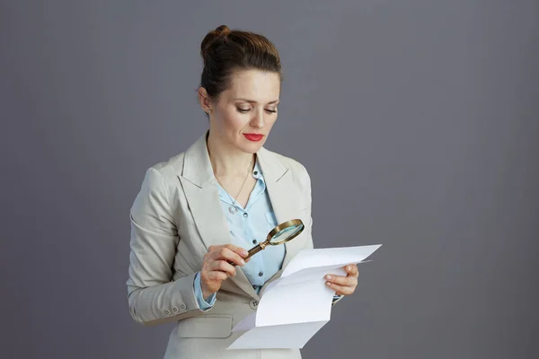 Trendy Middle Aged Business Woman Light Business Suit Magnifying Glass — Stock Photo, Image
