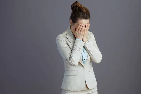 Stressad Ung Kvinnlig Anställd Lätt Kostym Mot Grå Bakgrund — Stockfoto