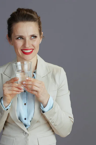 Усміхнена Модна Бізнес Леді Середнього Віку Легкому Діловому Костюмі Склянкою — стокове фото