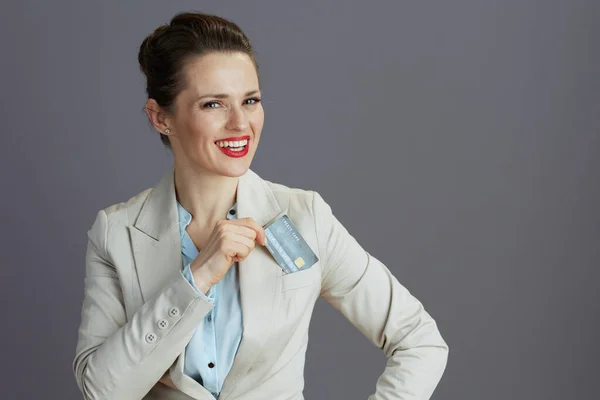Šťastný Elegantní Let Obchodní Žena Lehkém Obleku Kreditní Kartou Šedém — Stock fotografie