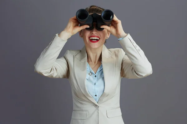 穿着浅色西装 头戴灰色双筒望远镜 面带微笑的40岁女性员工 — 图库照片