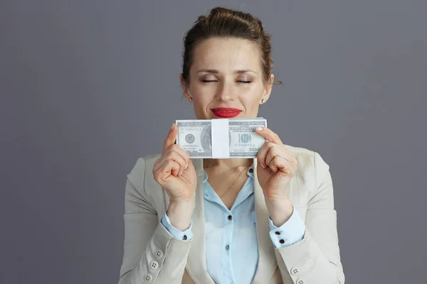 Lächelnde Trendige Arbeiterin Leichten Business Anzug Mit Dollargeldpaketen Auf Grauem — Stockfoto