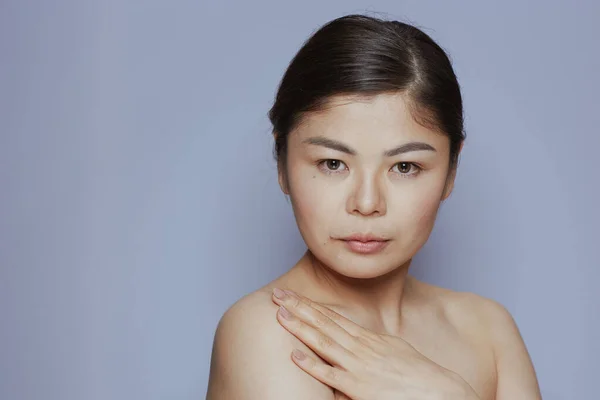 青い背景を持つ若いアジア系女性 — ストック写真