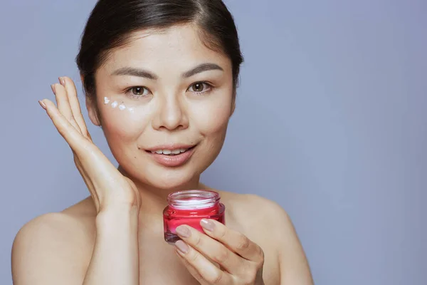 Joven Asiático Mujer Con Facial Crema Jar Facial Crema Cara — Foto de Stock