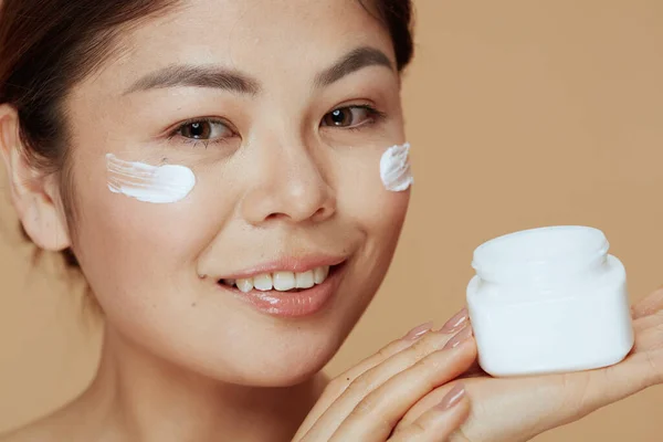 Portrait Modern Asian Female Facial Cream Jar Facial Cream Face — Foto Stock