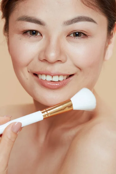 Retrato Mujer Moderna Con Cepillo Maquillaje Sobre Fondo Beige — Foto de Stock