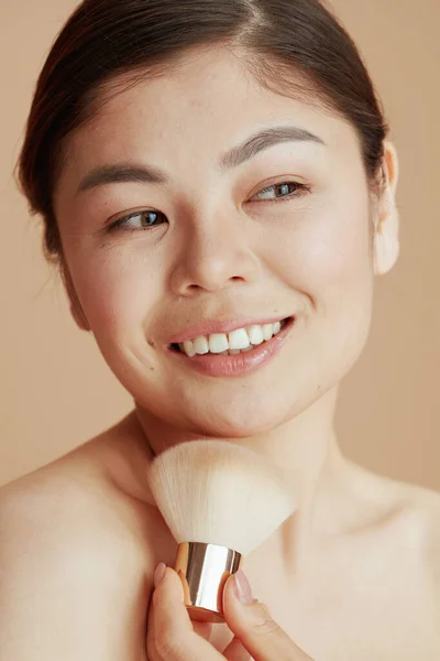 Bej Arka Planda Makyaj Fırçası Olan Modern Asyalı Kadın — Stok fotoğraf