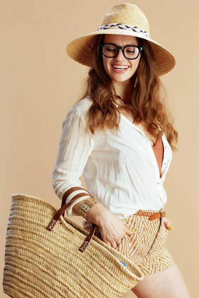 Vacaciones Playa Feliz Mujer Moderna Mediana Edad Blusa Blanca Pantalones —  Fotos de Stock