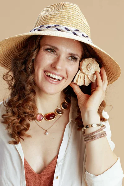 Plaj Tatili Beyaz Bluz Giyen Zarif Bir Kadın Saman Şapkalı — Stok fotoğraf