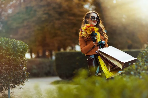 Привіт Вересень Щаслива Сучасна Жінка Коричневому Траншеї Пальто Сумками Осінньо — стокове фото