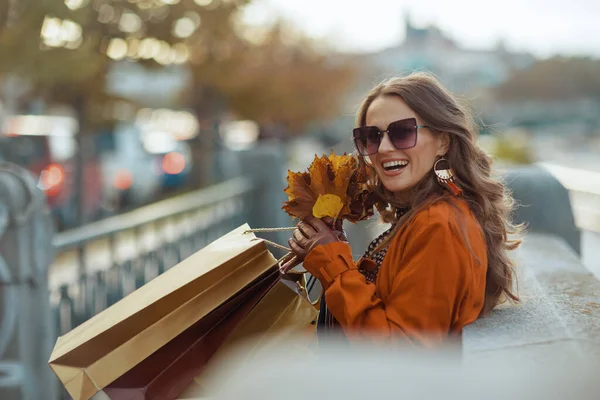 Привет Сентябрь Улыбающаяся Современная Женщина Коричневом Пальто Пакетами Покупок Осенними — стоковое фото