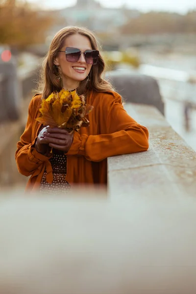 Привет Октябрь Счастливая Трехлетняя Самка Оранжевом Трико Осенними Желтыми Листьями — стоковое фото