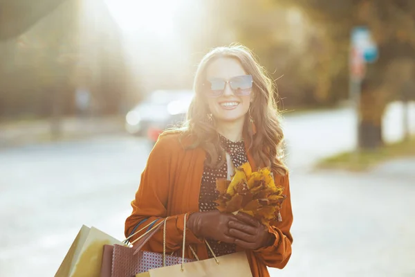 Hallo Oktober Lächelnde Elegante Frau Orangefarbenem Trenchcoat Mit Einkaufstaschen Und — Stockfoto