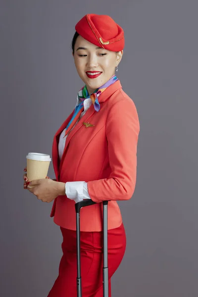 Zamyślony Elegancki Stewardesa Azjatka Kobieta Czerwony Spódnica Kurtka Kapelusz Mundurek — Zdjęcie stockowe