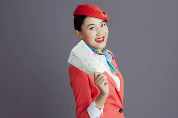 Szczęśliwy Nowoczesny Stewardessa Azji Kobieta Czerwony Spódnica Kurtka Kapelusz Mundurek — Zdjęcie stockowe