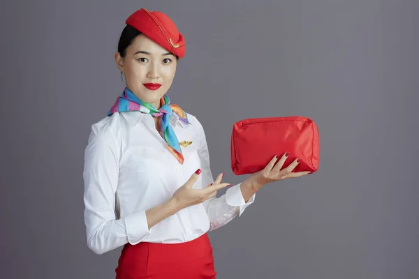 Elegancka Stewardessa Azjatycka Kobieta Czerwonej Spódnicy Kapelusz Mundur Apteczka Izolowane — Zdjęcie stockowe