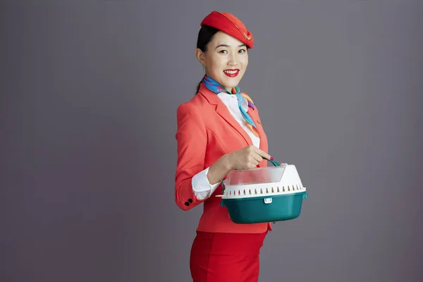 Feliz Elegante Asiática Azafata Vuelo Falda Roja Chaqueta Sombrero Uniforme — Foto de Stock