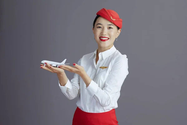 Leende Modern Flygvärdinna Asiatisk Kvinna Röd Kjol Och Hatt Uniform — Stockfoto