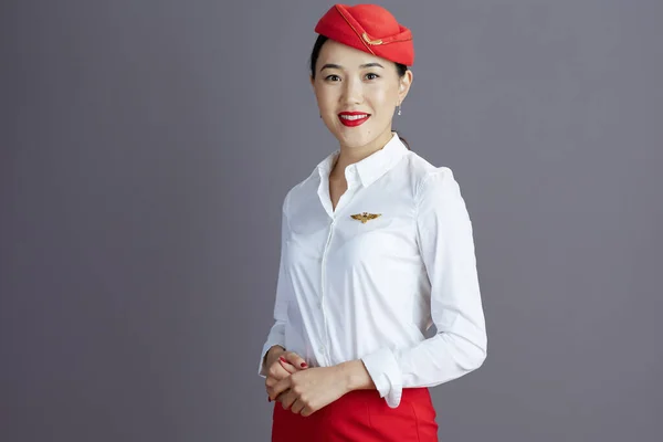 Sonriente Elegante Asiático Azafata Femenina Rojo Falda Sombrero Uniforme Aislado — Foto de Stock