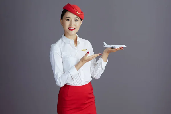 Glad Snygg Asiatisk Kvinnlig Flygvärdinna Röd Kjol Och Hatt Uniform — Stockfoto