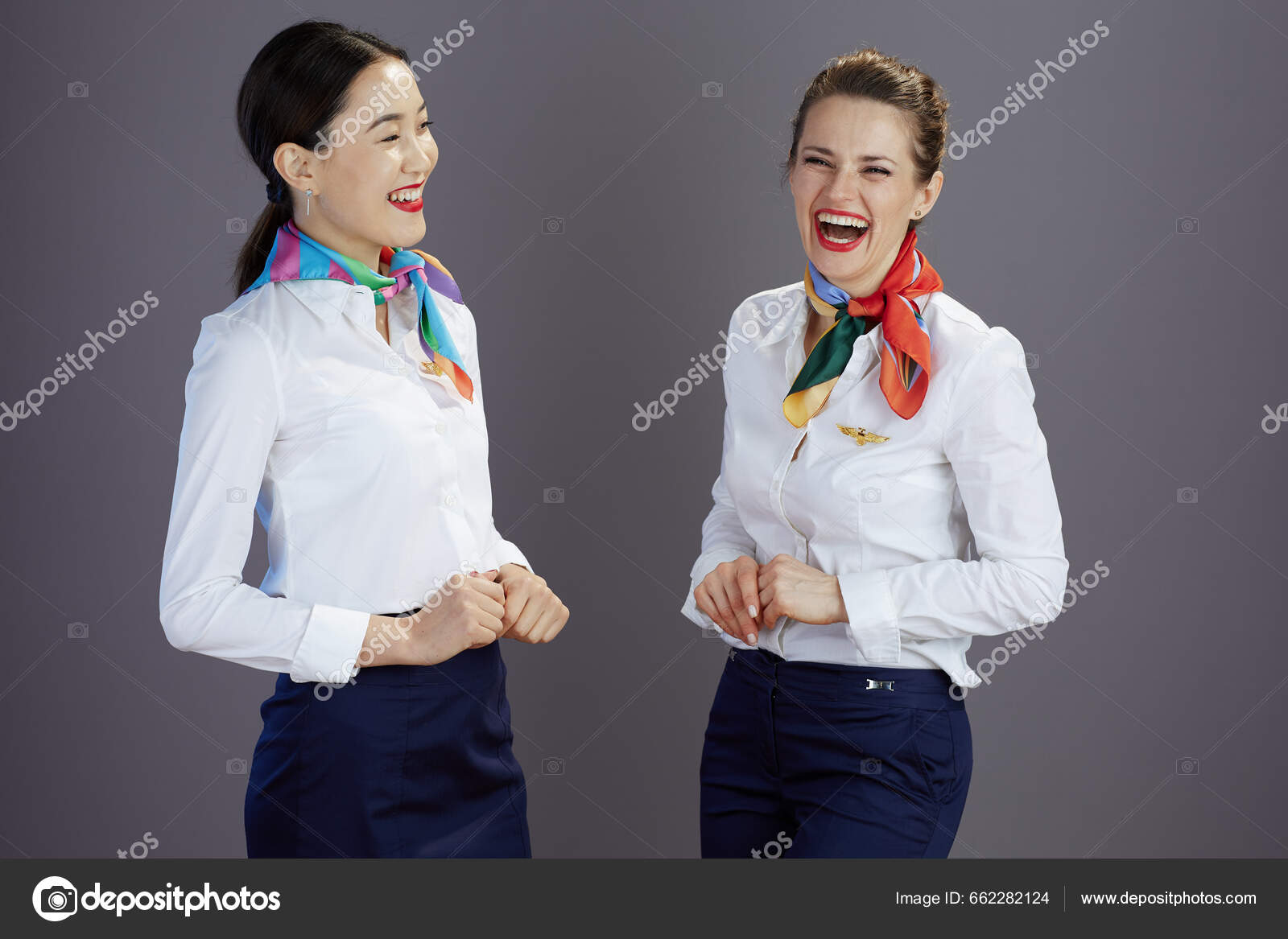 Sorridente Elegante Aeromoça Mulheres Saia Azul Camisa Branca Cachecol  Contra fotos, imagens de © CITAlliance #662282124