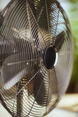 Yaz zamanı. Elektrik vantilatörüne yakın çekim.