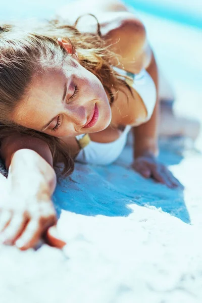 在海滩上放松的泳装的年轻女子 — 图库照片