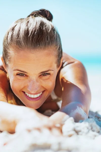 Счастливая Молодая Женщина Купальнике Лежит Песчаном Пляже — стоковое фото