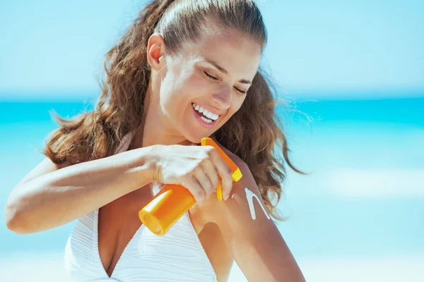 Happy Young Woman Applying Sun Block Creme — Stock Photo, Image