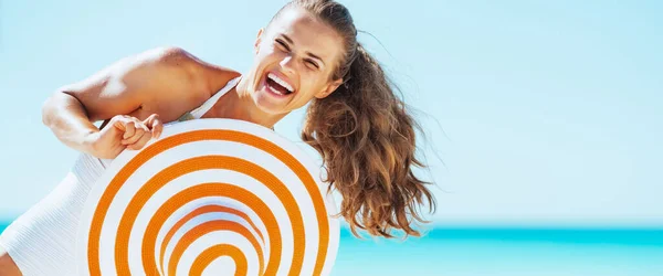 Mujer Joven Feliz Traje Baño Con Sombrero Playa Divertirse Playa —  Fotos de Stock