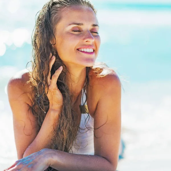 Mujer Joven Relajada Tendida Orilla Del Mar —  Fotos de Stock