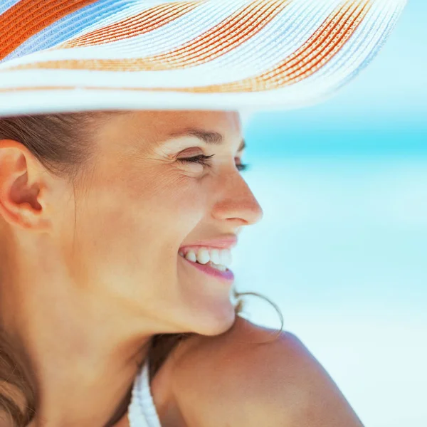 Sorridente Giovane Donna Cappello Sulla Spiaggia Cerca Spazio Copia — Foto Stock