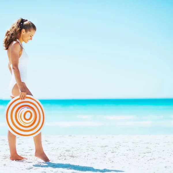 Mujer Joven Con Sombrero Playa —  Fotos de Stock