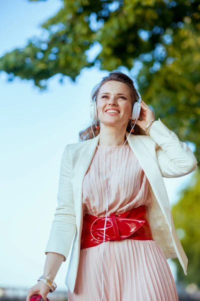 Sorrindo Elegante Anos Idade Mulher Vestido Rosa Jaqueta Branca Cidade — Fotografia de Stock