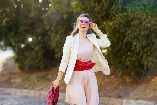 Mulher Moderna Feliz Vestido Rosa Jaqueta Branca Cidade Com Saco — Fotografia de Stock