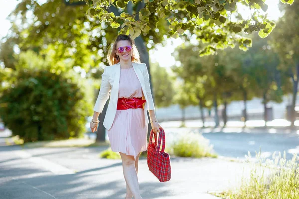 빨간색 가방을 선글라스를 시에서 분홍색 재킷을 웃는우아 — 스톡 사진