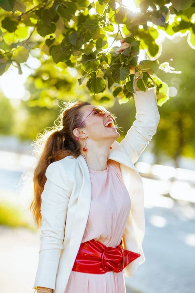 Sorrindo Anos Idade Mulher Vestido Rosa Jaqueta Branca Cidade Com — Fotografia de Stock
