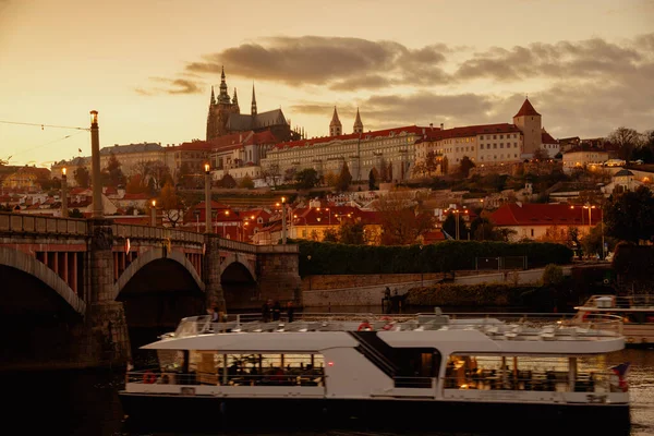 聖ヴィート大聖堂とボートのある風景秋のプラハ チェコ共和国 — ストック写真