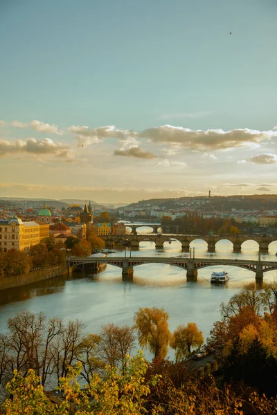 Vltava Nehri Charles Köprüsü Sonbaharda Akşamları Çek Cumhuriyeti Prag Tekne — Stok fotoğraf